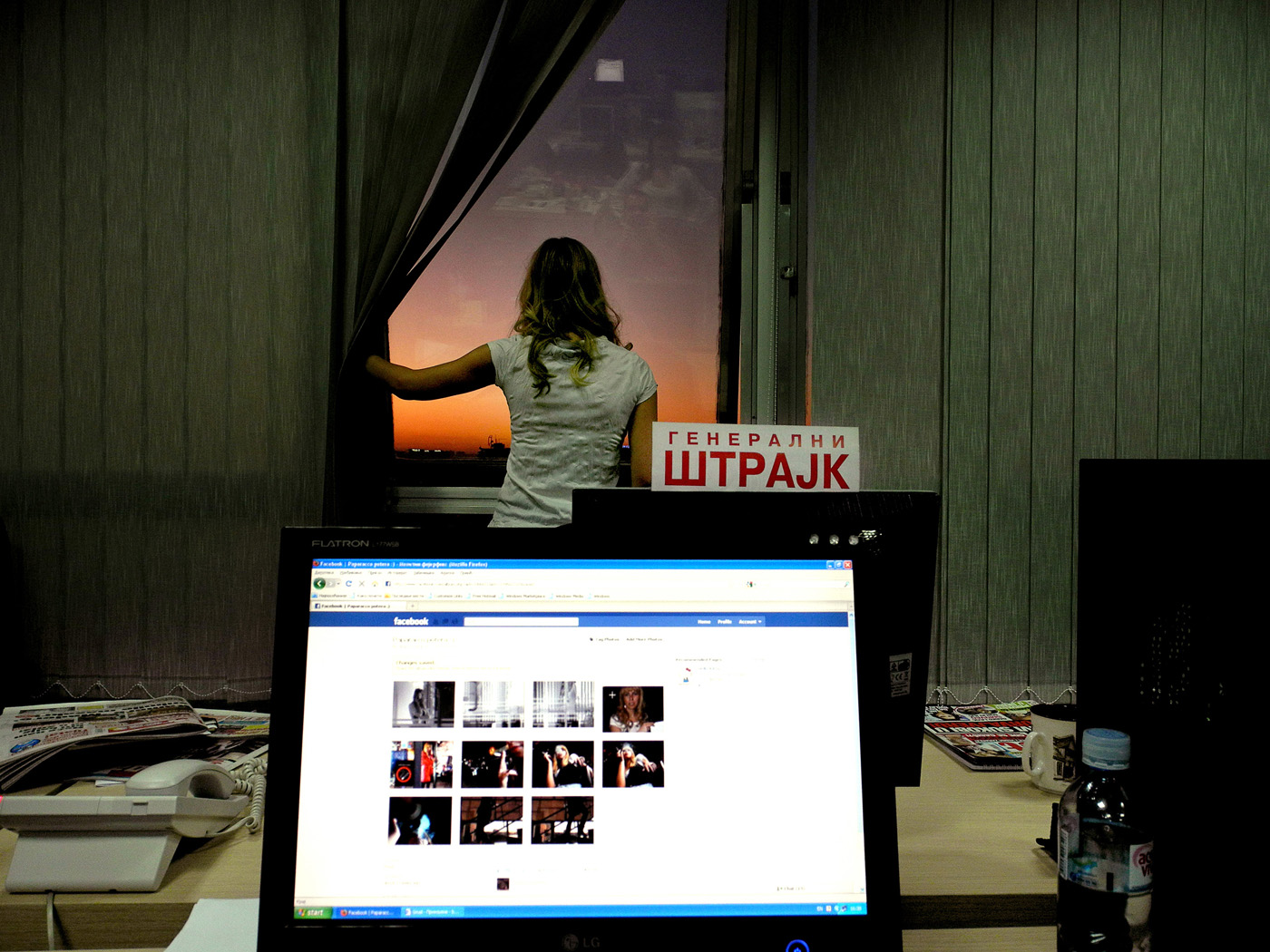 Open facebook page, a note that calls to strike and Biljana, looking through the window
