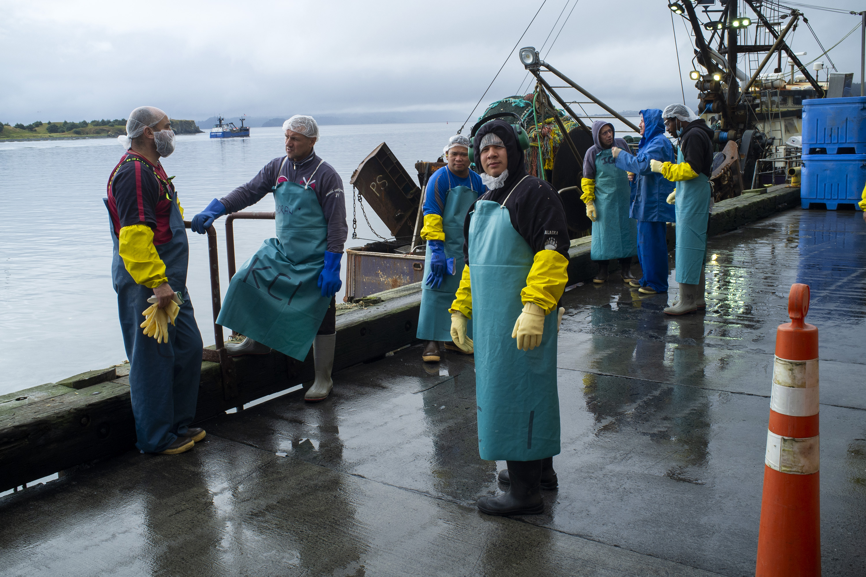 Radnici fabrike za preradu ribe u Kidiaku stoje na doku ispred fabriÄkog pogona za vreme kratke pauze